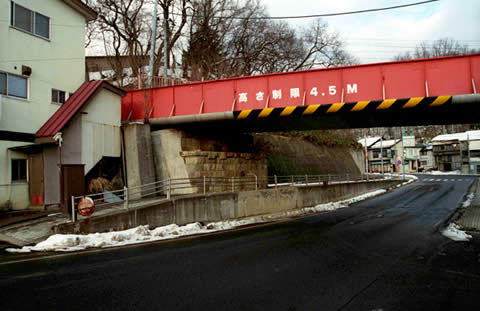 小坂鉄道の遺構(ガード下の石垣)