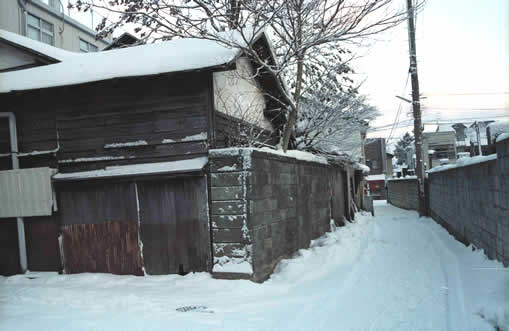 蓮荘寺わきの細路地