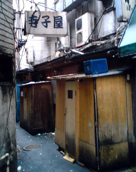 新宿 思い出の抜け道 新宿センター街 since 1951(歌舞伎町1丁目の細路地と風林会館の喫茶パリジェンヌ)