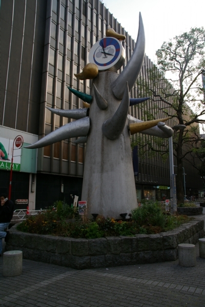 岡本太郎作のモニュメント『若い時計台』