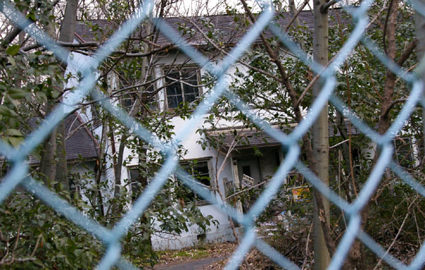 米軍立川駐屯地跡地(旧陸軍航空工廠跡地)にある廃屋