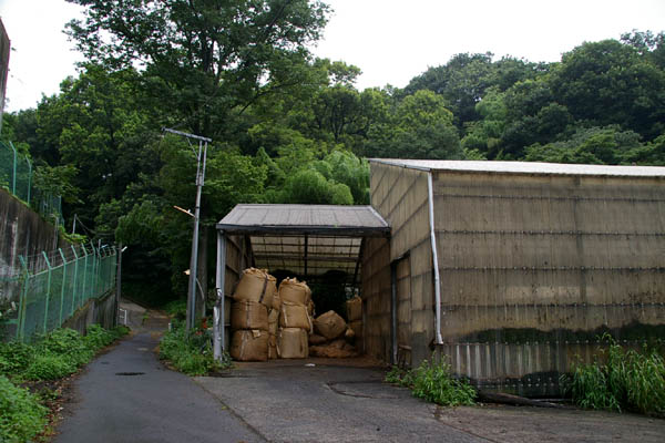 小比企地下壕跡(三鷹航空機工業小比企疎開地下工場跡)