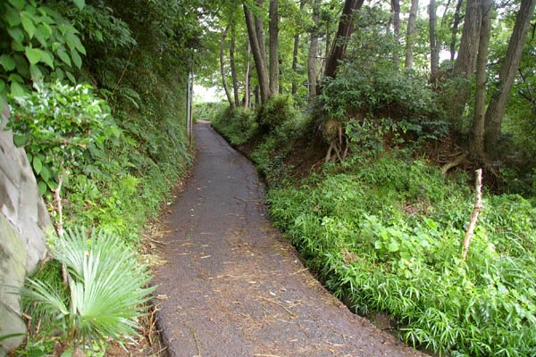 小比企地下壕跡(三鷹航空機工業小比企疎開地下工場跡)