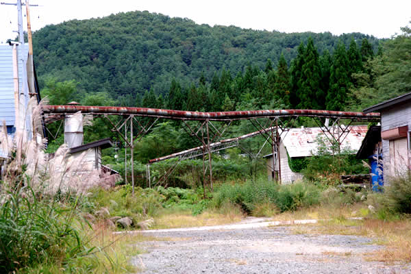大館家具木工協同組合=元林業試験場(亜鉛工場跡地)と引込線跡 大館家具木工協同組合=元林業試験場(亜鉛工場跡地)と引込線跡