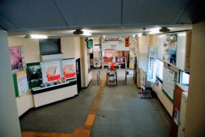 JR 万座・鹿沢口駅(まんざ・かざわぐちえき)駅構内 改札内。 吾妻線。