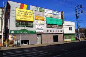 駅前の菊屋ふとん店と吾妻屋食堂(エバーグリーン)。 昔はこの駅前もっと活気があった気がするのだが。