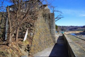 草軽電鉄 吾妻川に残る鉄橋の橋台跡。地元の方のお話によると、草軽電鉄当時の鉄橋跡は斜めの古い石垣で、垂直のコンクリートは後から塗り固めたものとのこと。