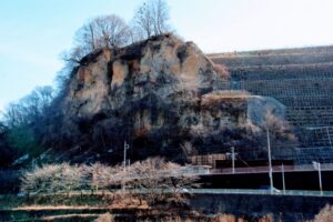 造成前の駅周辺はすべてこのような険しい岩壁だったらしい。