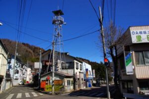 草軽電鉄 廃線跡。火の見櫓の左側の通りを草軽電気鉄道が走っていた。 この通りを少し入り込んだ所に上州三原駅があった。