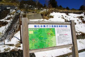 後ろに見える階段は空吹展望台に至る。