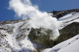 駐車場前のすぐ後ろの斜面からもうもうと火山ガスがあがっている。
