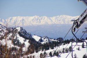 朝日山第一ロマンスリフト降り場から見える山々。
