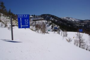 強風により、雪がない所と多い所の差が激しい。場所によっては吹き溜まりになっている。