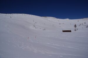 白根火山駐車場。このなだらかな丘を登っていく。