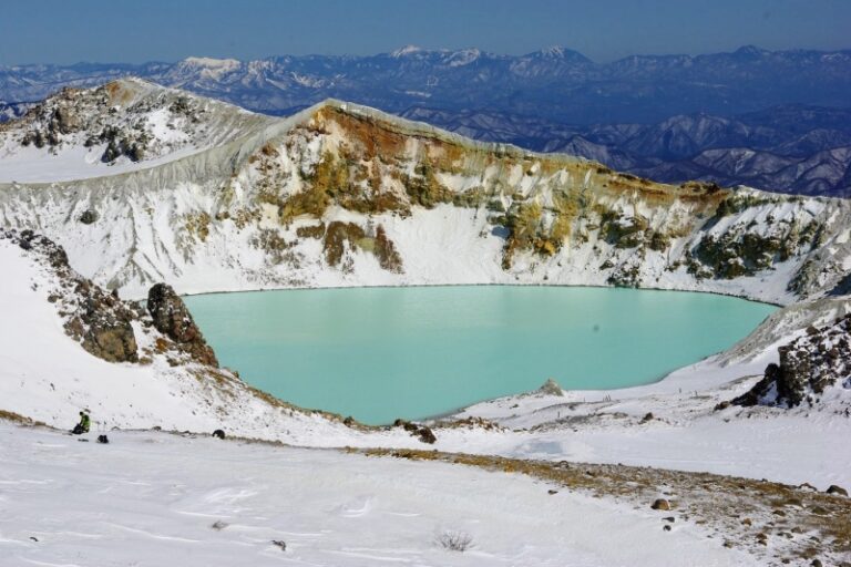 万座温泉～草津白根山・湯釜～豊国館　スノーシューハイキング