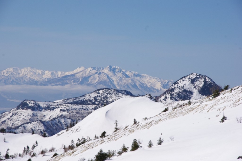 妙高山や黒姫山など。遠方の山々。
