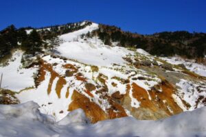 万座温泉スキー場のリフトと山肌。駐車場から。
