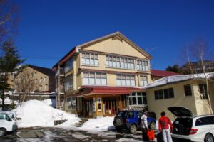 万座温泉の外来入浴は施設によって500~1000円位の価格幅がある。最安値の入浴料500円という古い温泉旅館・豊国館(ほうこくかん)に入ってみた。 サイト:万座温泉の旅館 豊国館のホーム ttps://houkokukan.com/ 〒377-1528群馬県吾妻郡嬬恋村大字干俣万座温泉2401