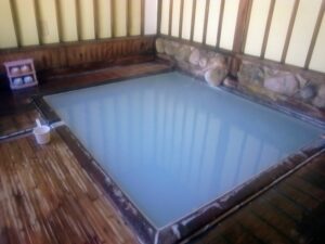 内湯。お湯は真っ白い硫黄泉。