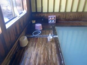 石鹸・シャンプーあり。定番の黄色いケロリン桶もあった。湯船の温度はそれほど熱くはない。