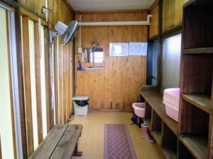 脱衣所。古くて狭いが、ドライヤーは1つ用意してあった。