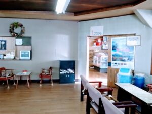 自炊部屋あり。備え付けのパンフレットによると、宿泊は2食付き、全自炊、半自炊のコースがあるらしい。