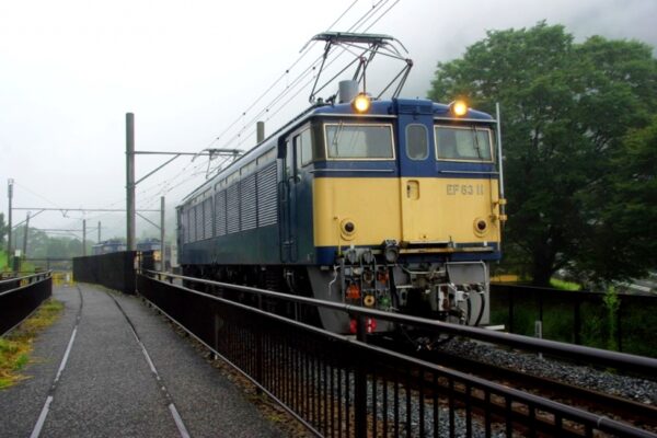 アプトの道を歩いていたら鉄道文化むらから列車が走ってきてびっくりした。EF6311。