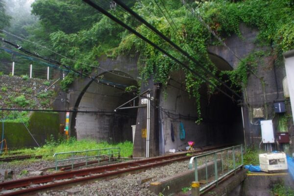 熊ノ平　横川方面に並ぶトンネル　新碓氷第2ずい道（上り線）（左）　碓氷第3ずい道（下り線）（右）
