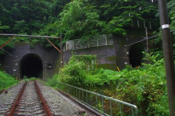 碓氷第4ずい道の軽井沢側坑口から眺めた第5ずい道（下り線）。右のトンネルはたぶん新碓氷第4ずい道（上り線）。