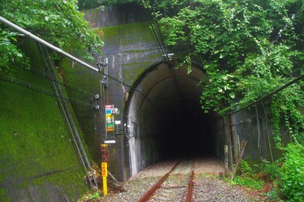 碓氷第6ずい道（下り線）軽井沢側坑口。6Tのプレートあり。