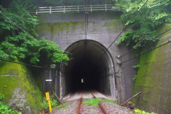 碓氷第8ずい道（下り線）横川側坑口　8Tのプレートあり