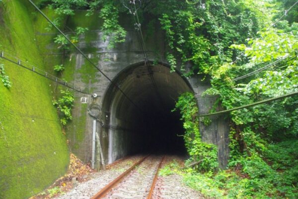 碓氷第8ずい道（下り線）軽井沢側出口　8Tのプレートあり