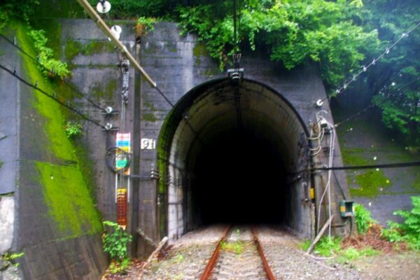 碓氷第9隧道（下り線）軽井沢側坑口。９Tのプレートあり。