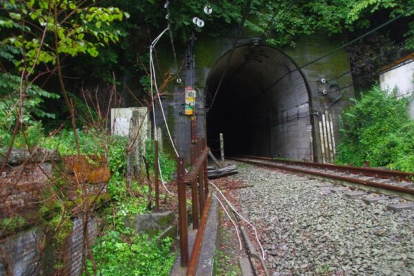碓氷第10ずい道（下り線）横川側坑口。10Tのプレートあり。左にコンクリで塞がれた旧碓氷第18隧道の入口があるらしい。
