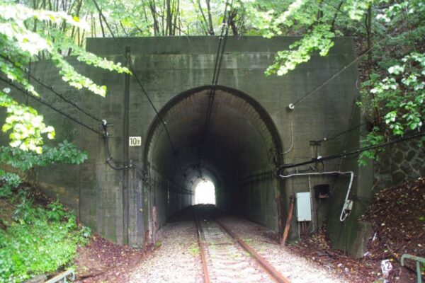 碓氷第10ずい道（下り線）軽井沢側坑口。10Tのプレートあり。延長71M44。昭和40年8月しゅん功