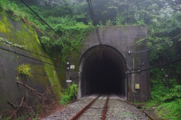 碓氷第12ずい道（下り線）軽井沢側坑口。１２Tのプレートあり。
