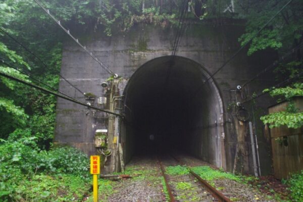 碓氷第13ずい道（下り線）横川側坑口。１３Tのプレートあり。