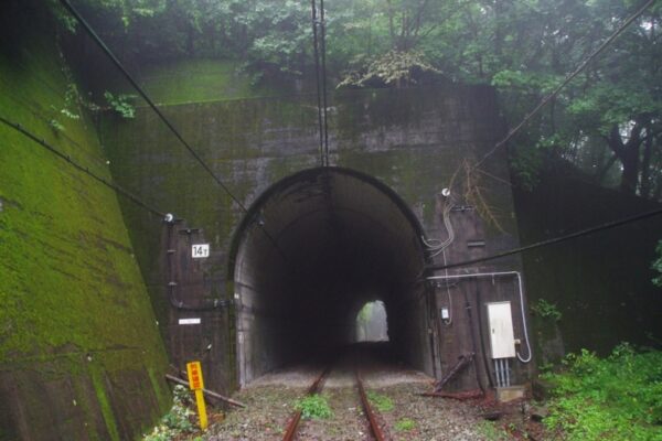 碓氷第14ずい道（下り線）軽井沢側坑口。14Tのプレートあり