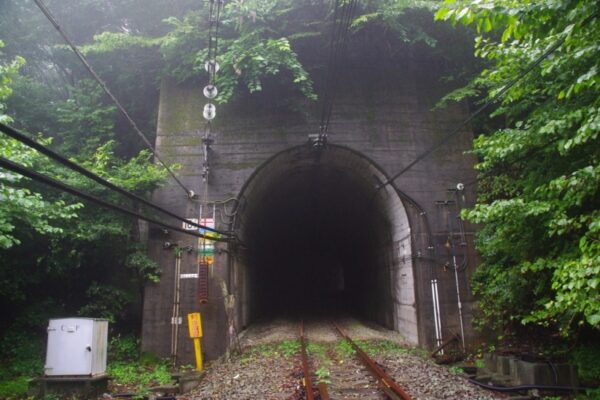 碓氷第16ずい道（下り線）横川側坑口。