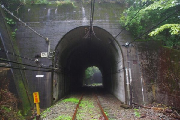 碓氷第17ずい道（下り線）横川側坑口。17Tのプレートあり。