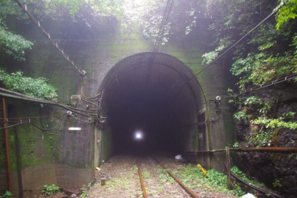 碓氷第18ずい道（下り線）横川側坑口。18Tのプレートあり。