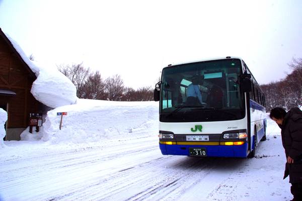 八甲田ロープウェイ山麓駅にバス到着 IMGP5908