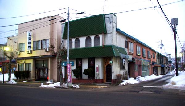 山田旅館とマージャンクラブ東ト(東と)、リリー美容院