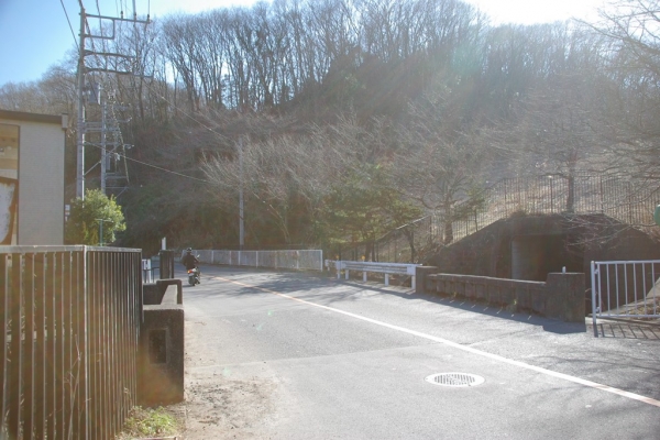 拓殖大学の調整池と湯殿川を結ぶ開渠に架かる古いコンクリート橋