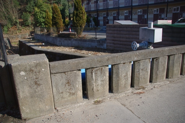 拓殖大学の調整池と湯殿川を結ぶ開渠に架かる古いコンクリート橋