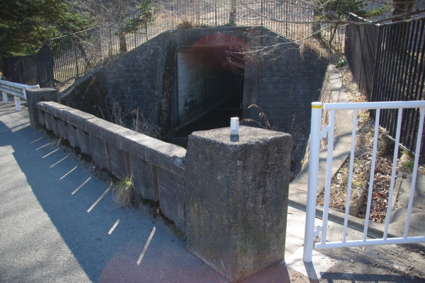 拓殖大学の調整池と湯殿川を結ぶ開渠に架かる古いコンクリート橋