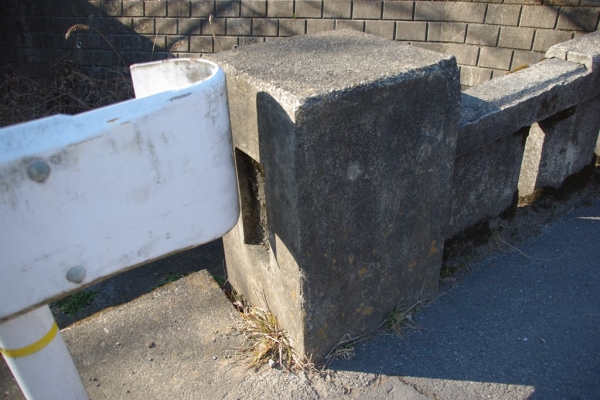 拓殖大学の調整池と湯殿川を結ぶ開渠に架かる古いコンクリート橋