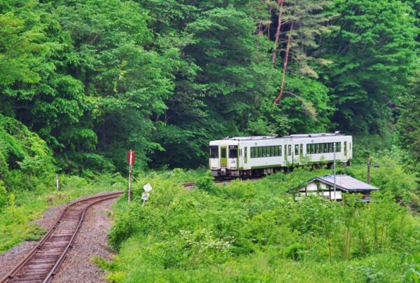 浅岸駅に向かってきた山田線キハ110系