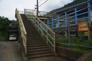 相模湖駅　陸橋を渡る