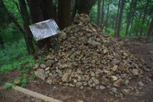 明王峠　石投げ地蔵嬢が塚